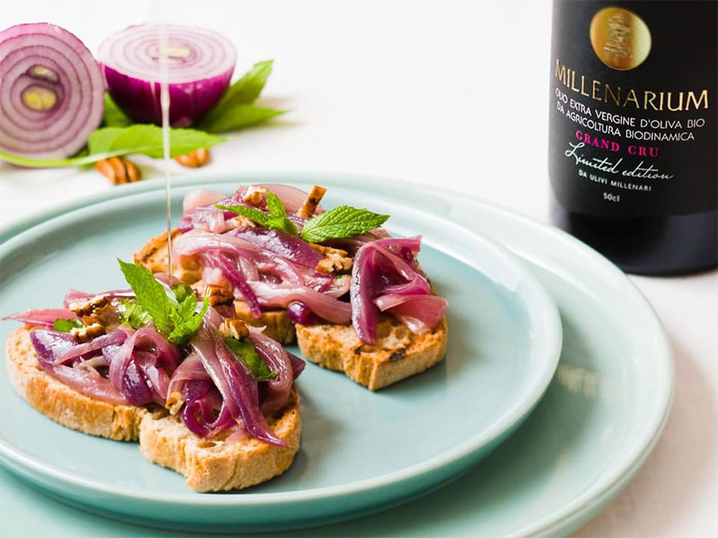 Crostone di pane con cipolla rossa di Tropea